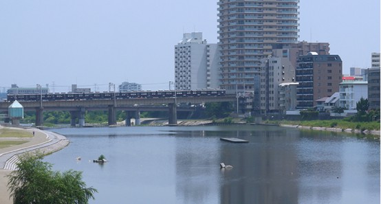 阪急今津沿線エリアで叶うオールインワンの暮らし。 自然の中での子育ても学力も買い物も通勤も。 家族の新拠点に相応しい4つの魅力。