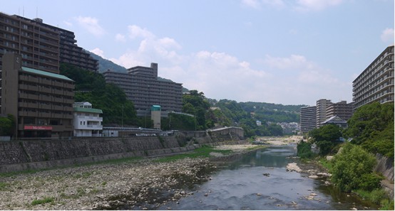 六甲山系と武庫川。雄大な自然が都市を包む花の都、宝塚。 都心で働きながら、自然と文化豊かな郊外で 人らしい健全な暮らしはいかがですか。