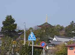 中山寺の五十塔が見える門前町の風景