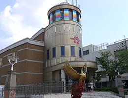 文化芸術センター横の手塚治虫記念館