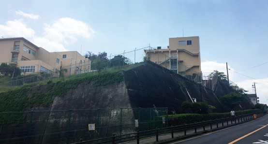 長尾台小学校へ徒歩7分の場所にある宝塚の新築一戸建て。 小学校まで歩道が完備される安全な通学路。 道中には交番もあるため安心です。