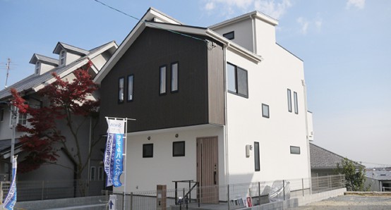 武庫山のオープンハウスと売土地（45.71坪）。風通し、日当たり、眺望も抜群の緑豊かな家。
