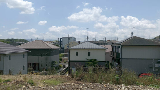 05_三田市の丘陵地南端。新街区に安心と開放感をデザインした建売住宅